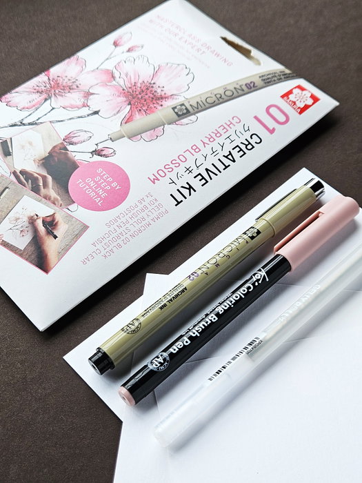 SAKURA Set Creativo Art Kit Flor de Cerezo (Pigma Micron 05, Gelly Roll, Koi coloring y 3 postales A6) SAKURA Set Creativo Art Kit Flor de Cerezo (Pigma Micron 05, Gelly Roll, Koi coloring y 3 postales A6)